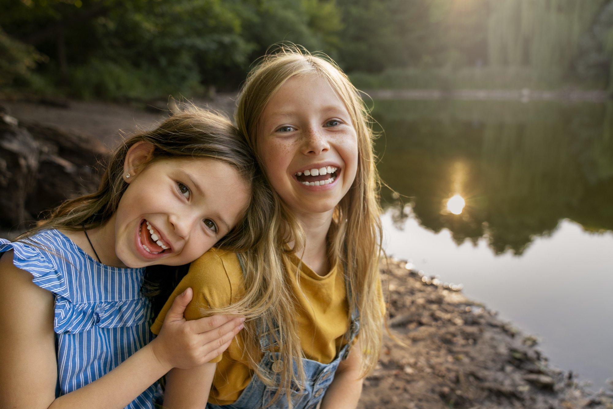 medium-shot-smiley-girls-posing-together